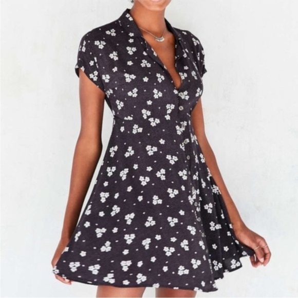 Kimchi Blue Dresses & Skirts - Kimchi Blue Lucy Floral Printed Shirt Dress Size XS